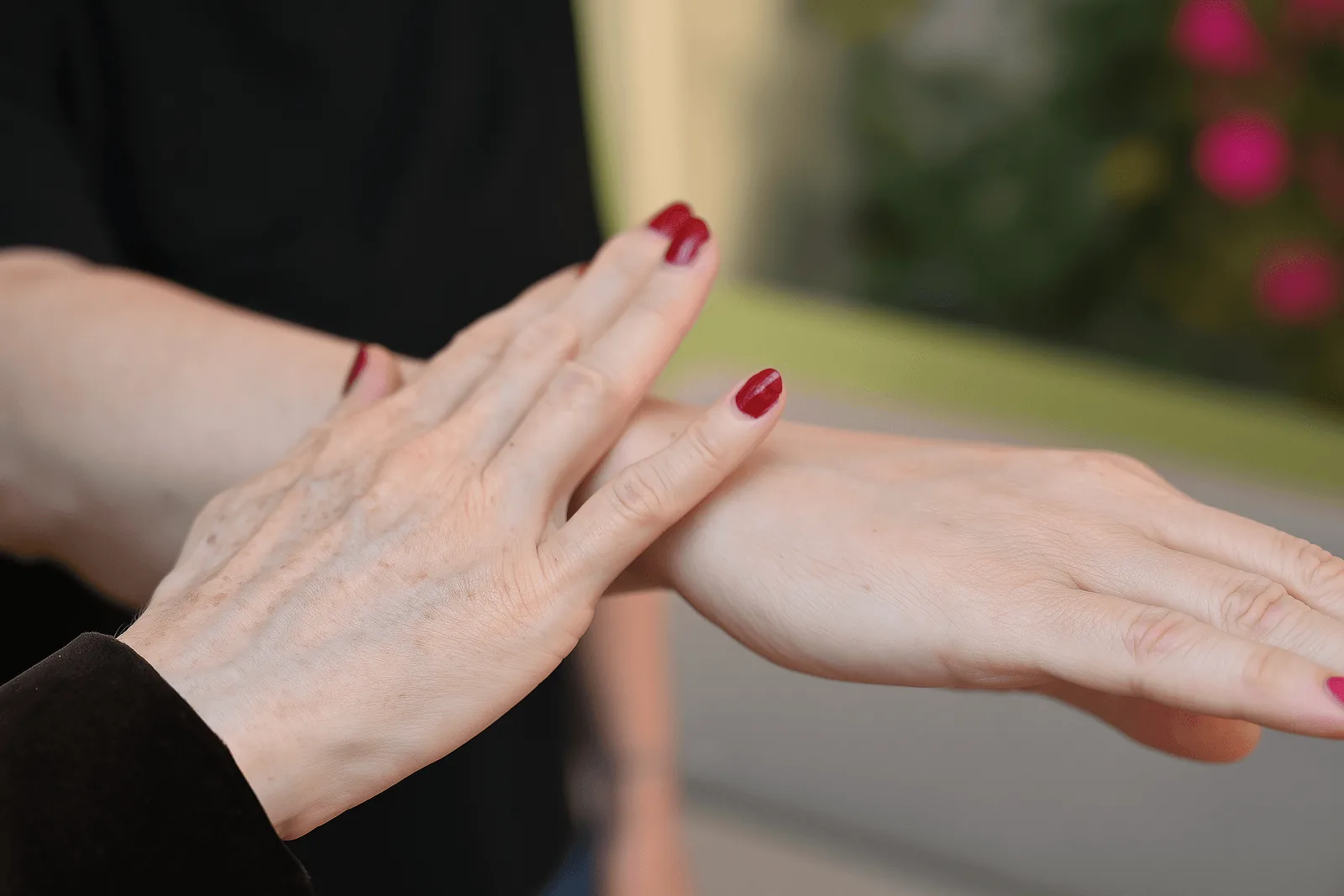 Zwei Hände in einer kinesiologischen Sitzung im Handkontakt