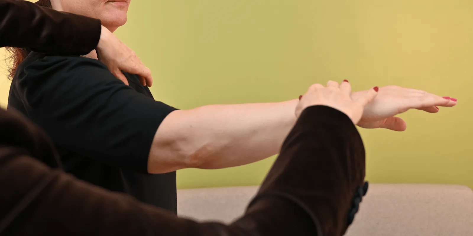 Muskeltest in der Praxis: der Arm wird sanft getestet